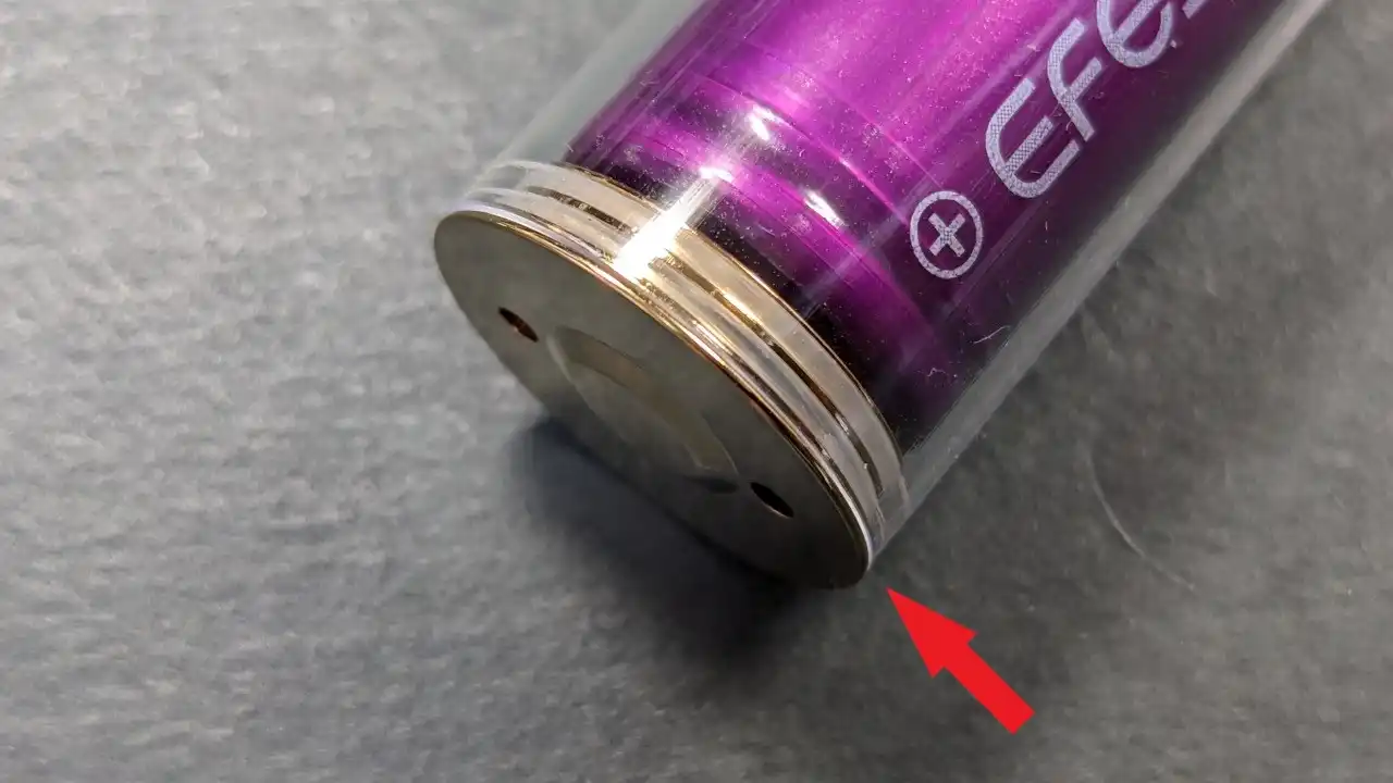 バッテリーアダプターの側面露出部